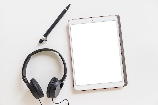 Numérique avec écran blanc; stylet et casque sur fond blanc