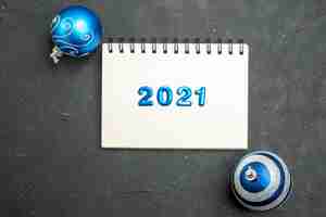 Photo gratuite numéro 2021 sur cahier et boules de noël