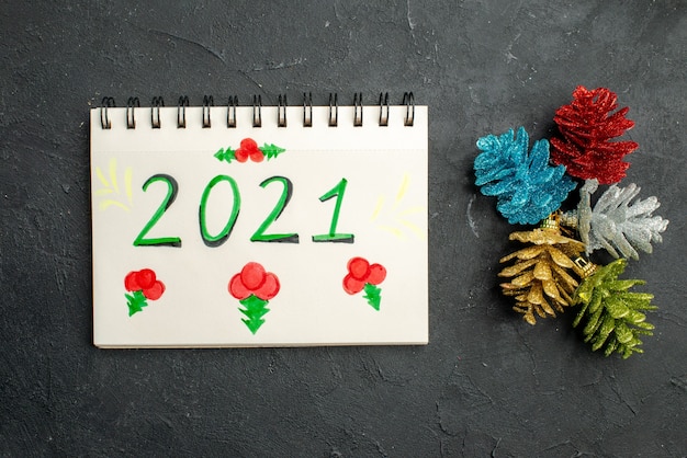 Numéro 2021 sur cahier avec décoration