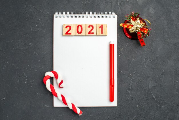 Numéro 2021 sur cahier avec décoration