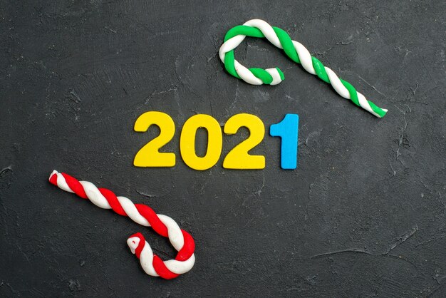 Numéro 2021 avec des cornets de bonbons, nouvel an