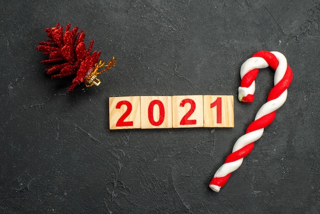 Numéro 2021 sur une surface en béton avec décoration, nouvel an