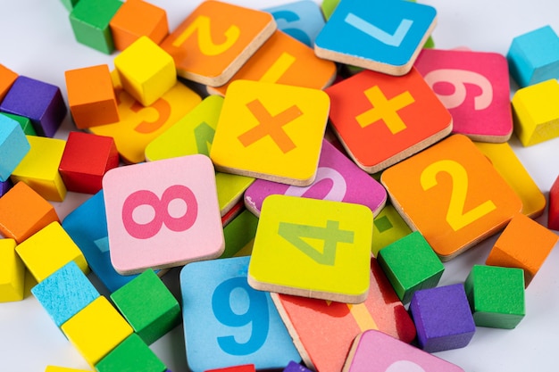 Numéro de mathématiques coloré sur fond blanc, concept d'enseignement de l'apprentissage des mathématiques de l'étude de l'éducation.