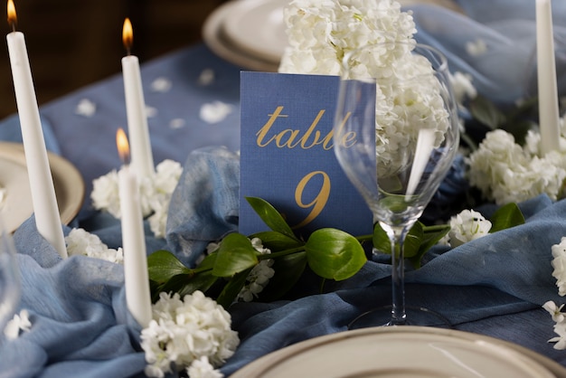 Numéro de table de mariage à angle élevé avec assiettes