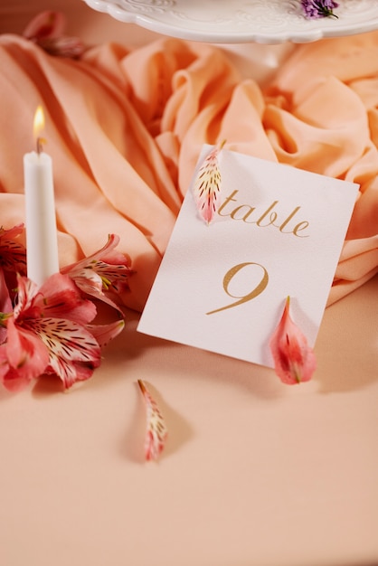 Photo gratuite numéro de table de mariage à angle élevé