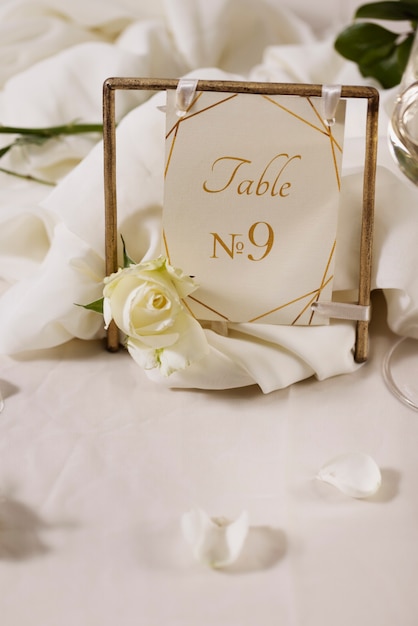 Numéro de table de mariage avec fleur