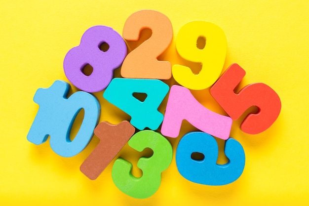 Numéros de couleur en bois sur fond jaune sujet mathématique concept de retour à l'école