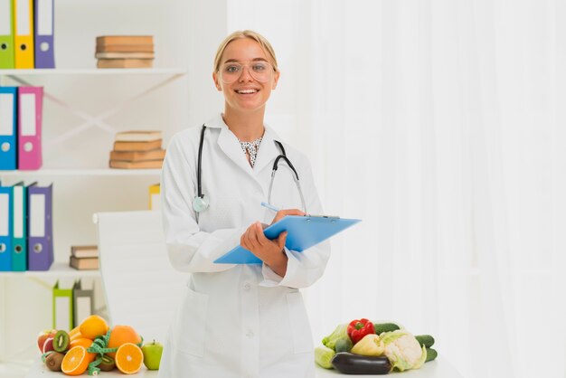 Nutritionniste smiley coup moyen avec stéthoscope
