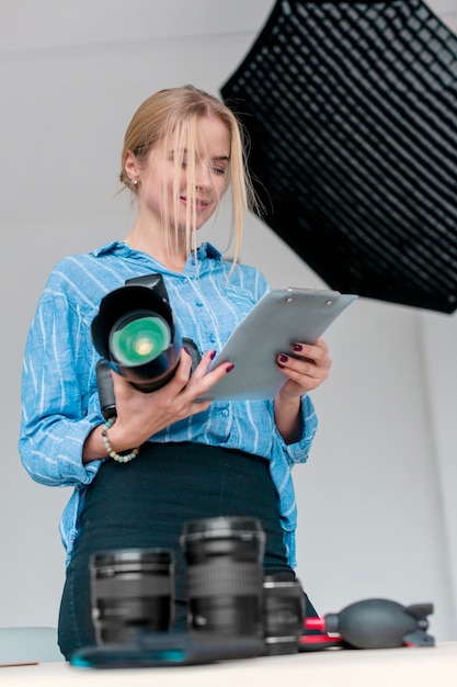 Objectif de caméra floue et femme photographe