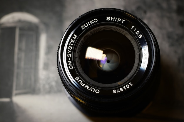 Objectif Olympus OM Shift 35 mm F2.8 sur un livre de photographie