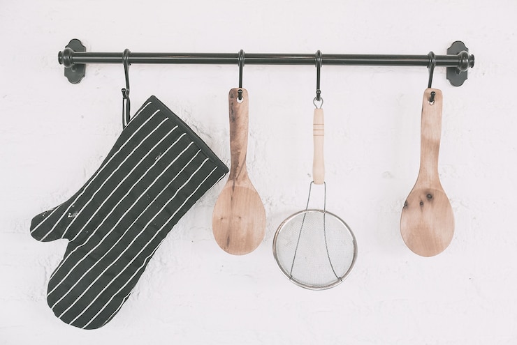 Photo gratuit objet de cuisine fixé sur le mur