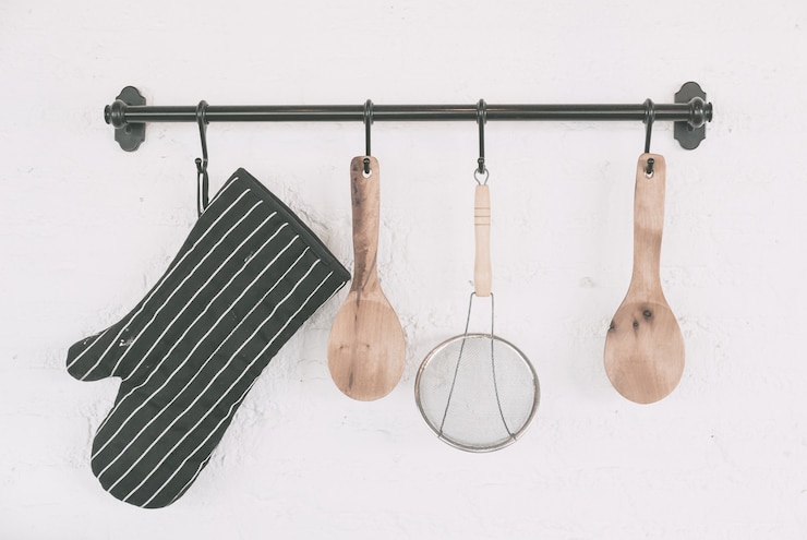 Photo gratuit objet de cuisine fixé sur le mur