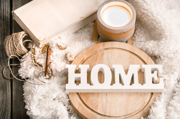Photo gratuit objets de décoration confortable avec des lettres en bois