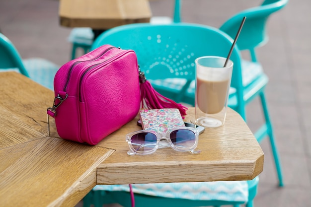 Objets disposés sur table dans le café de la ville dans la rue