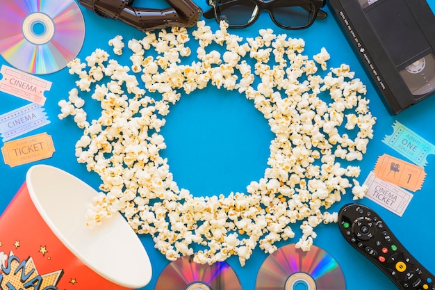 Photo gratuite objets de films et pop-corn