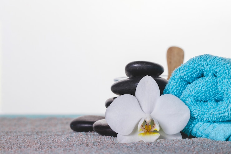 Photo gratuit objets spa sur une serviette grise