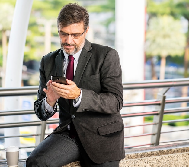 Occupé Homme d&#39;affaires vérifiant son téléphone