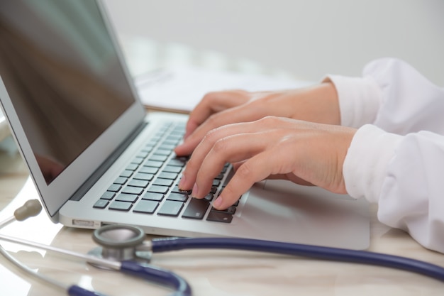 Occupé médecin utilisant son ordinateur portable