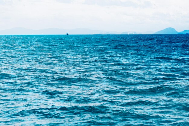 Océan bleu vif avec fond de vague lisse