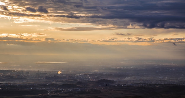 Océan sombre avec ciel nuageux