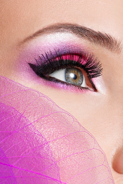 oeil féminin avec belle mode maquillage rose vif