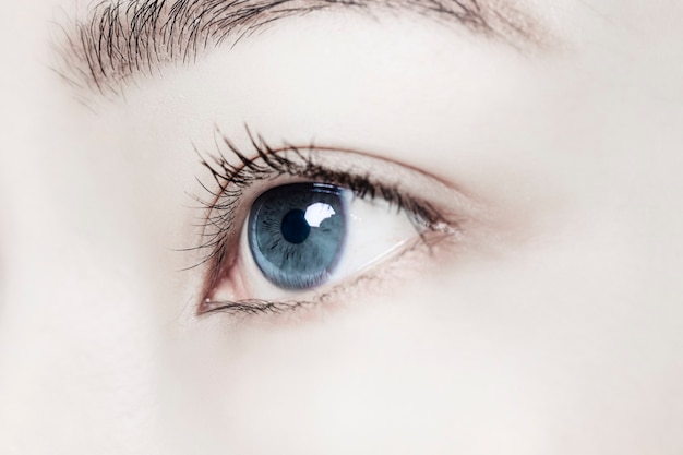 Oeil de femme avec lentille de contact intelligente