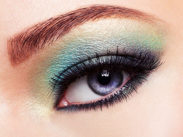 Oeil de femme avec maquillage yeux verts