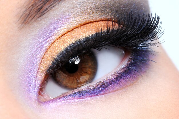 Oeil humain avec maquillage multicolore fashion