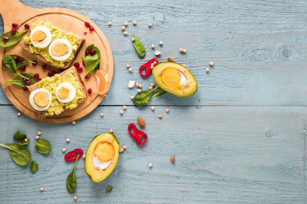 Œuf bio cuit à l'avocat avec du pain grillé avec œuf à la coque sur une planche à découper