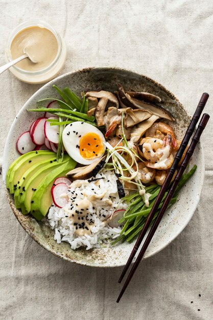 Oeuf et crevettes servis avec sauce tahini dans un style photographique à plat