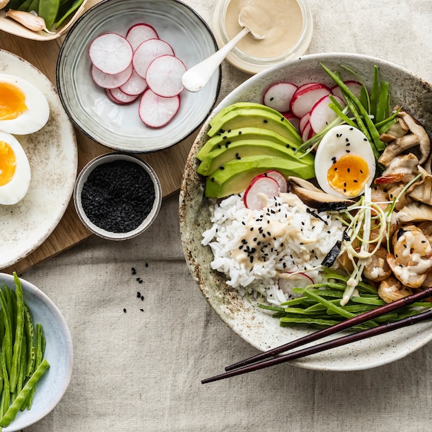 Oeuf et crevettes servis avec sauce tahini dans un style photographique à plat