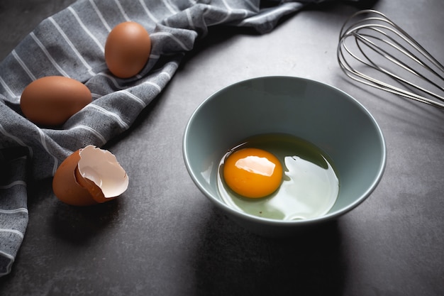 oeuf dans un bol sur le ciment.