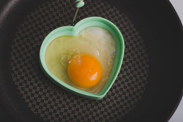 oeuf frit dans une casserole sur le dessus d&#39;une poêle à frire