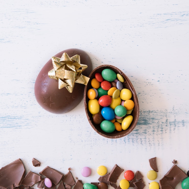 Photo gratuit oeuf de gros plan avec des bonbons et un arc