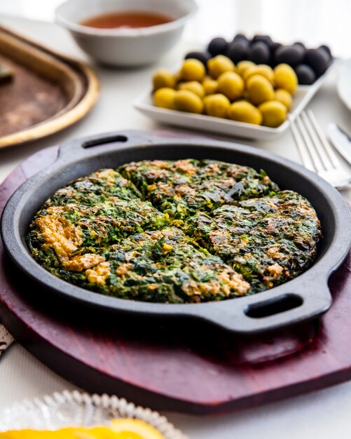 Oeuf de kuku avec vue latérale aux herbes