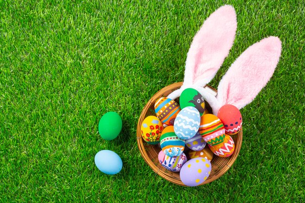 oeuf de Pâques coloré sur l'herbe verte