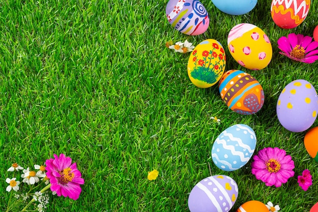 oeuf de Pâques coloré sur l'herbe verte