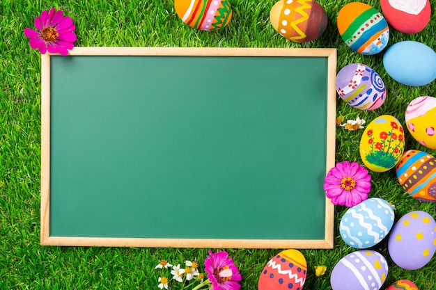 oeuf de Pâques coloré sur l'herbe verte