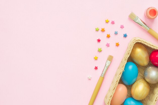 Oeuf de Pâques coloré peint en composition de couleurs pastel avec un pinceau
