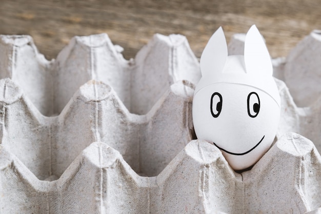 Oeuf de Pâques avec des oreilles de lapin dans le pack