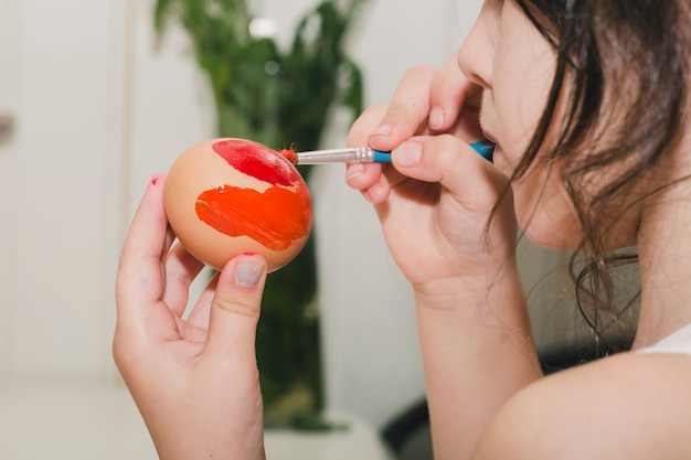 Photo gratuite oeuf de peinture close-up girl