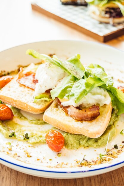 Oeuf poché avec sauce à l&#39;avocat