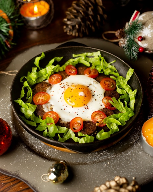 Oeufs au plat avec saucisses sur la table