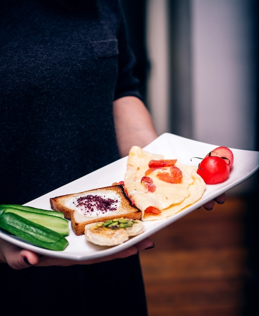 Oeufs au plat avec tomates et toasts