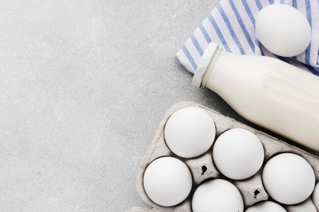 Oeufs biologiques avec du lait frais