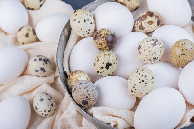 Oeufs biologiques sur un morceau de torchon.