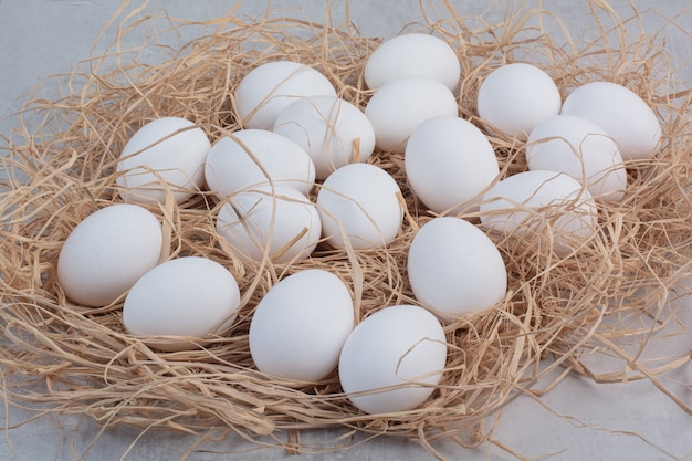 Oeufs blancs frais sur fond de marbre.