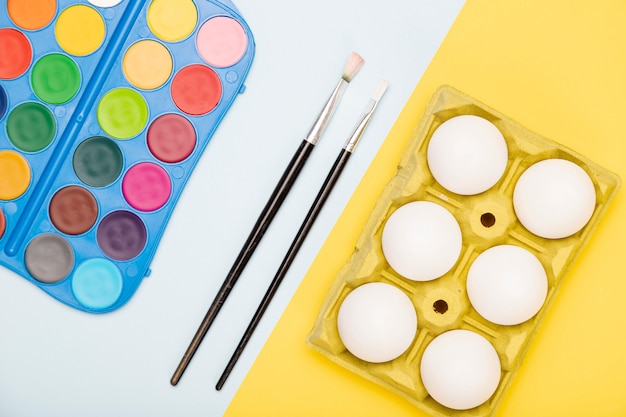 Oeufs blancs préparés pour le jour de Pâques