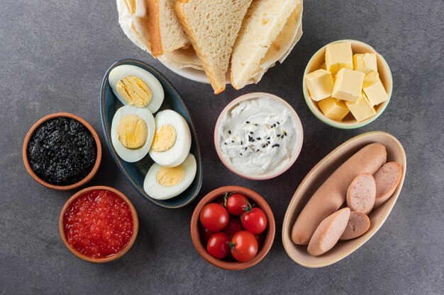 Oeufs bouillis en tranches avec des épices placés sur une table en pierre.