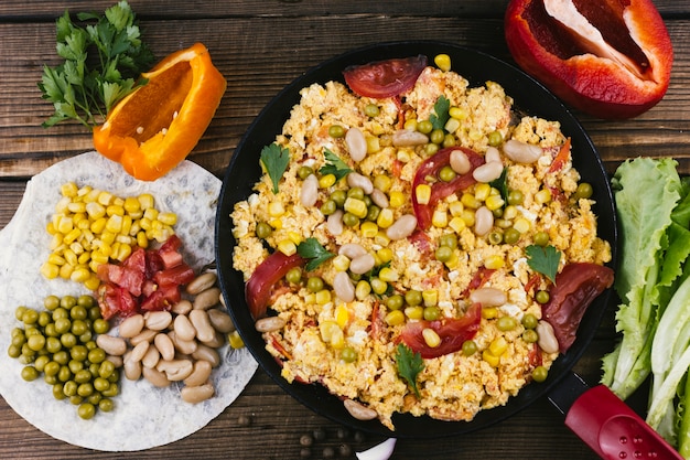 Oeufs brouillés mexicains épicés à plat